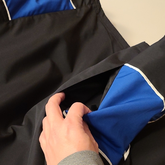 Pistons V-neck Windshirt - Picture 7 of 10